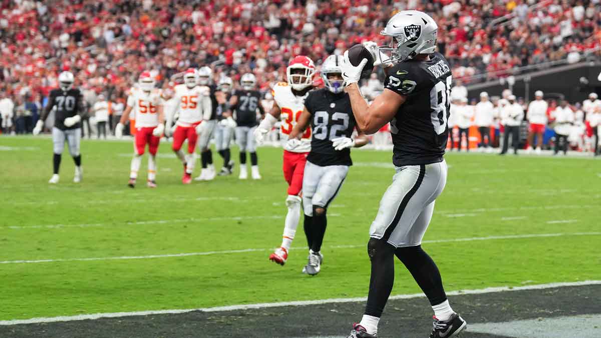 Oct 4, 2026; Paradise, Nevada, USA; Las Vegas Raiders tight end Brock Bowers (89) catches a twenty-yard pass for a touchdown thrown by quarterback Kirk Cousins (not pictured) against the Kansas City Chiefs during the fourth quarter at Allegiant Stadium.