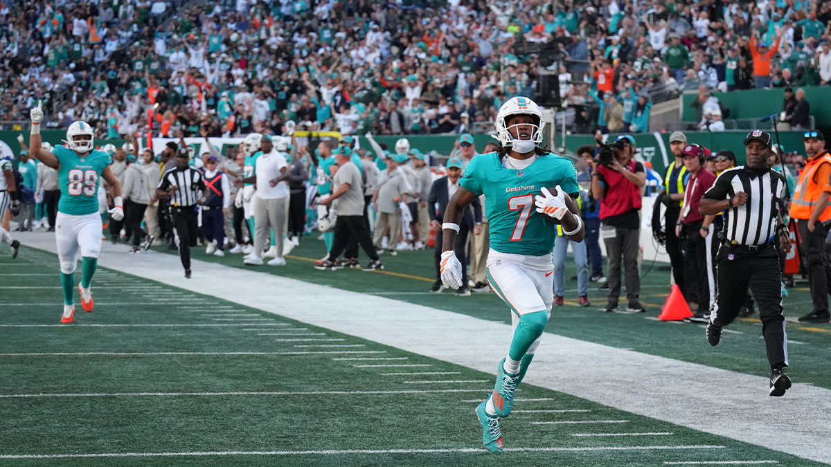 Oct 25, 2026; East Rutherford, New Jersey, USA; Miami Dolphins wide receiver Caleb Douglas (7) stays in bounds and avoids New York Jets safety Minkah Fitzpatrick (29) for a touchdown reception during the second half at MetLife Stadium.