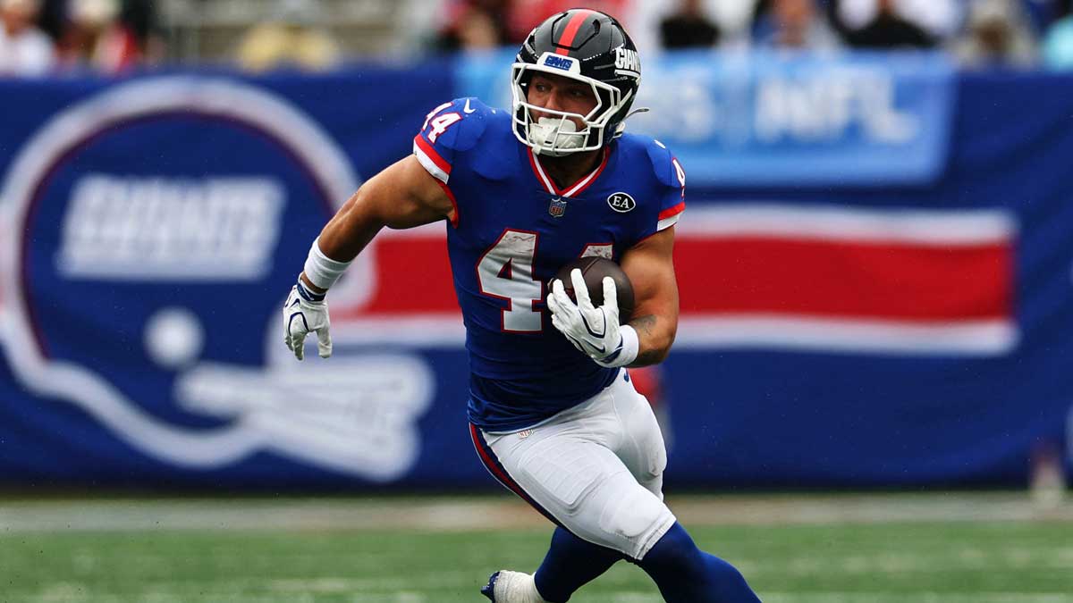 https://wp.clutchpoints.com/wp-content/uploads/2026/10/Cam-Skattebo-carries-the-ball-at-MetLife-Stadium.jpg