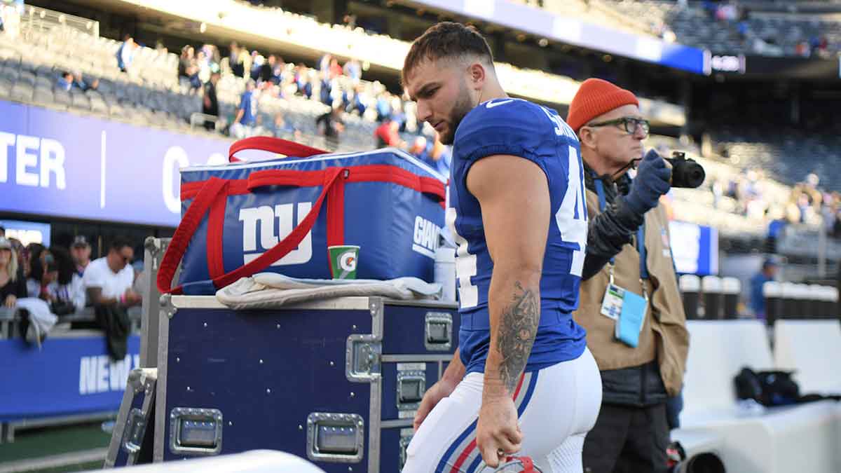https://wp.clutchpoints.com/wp-content/uploads/2026/10/Cam-Skattebo-on-the-New-York-Giants-sideline.jpg
