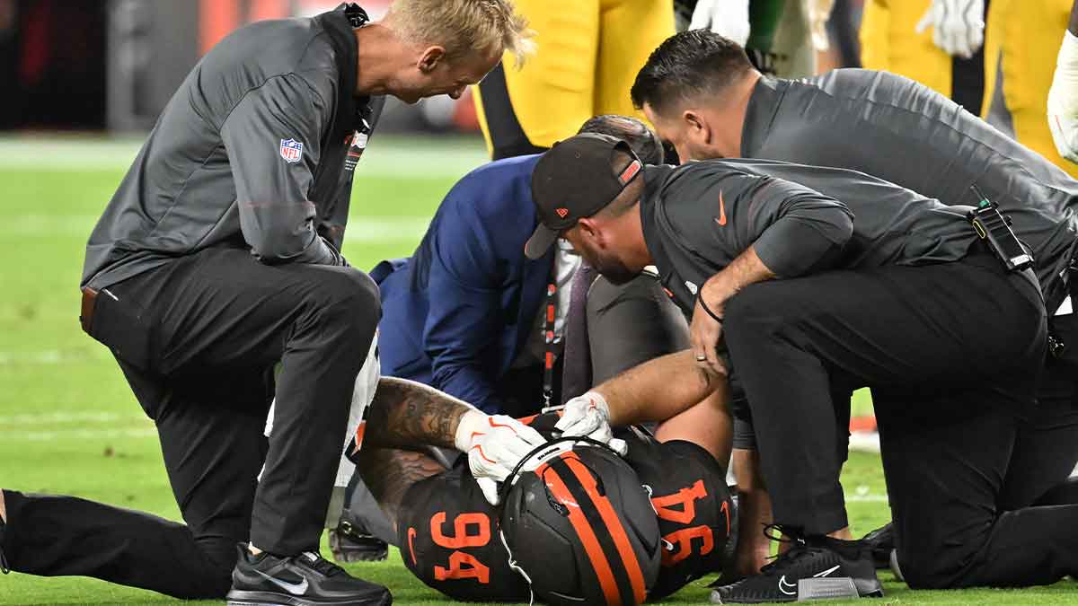 Browns defense takes hit with possible Mason Graham injury vs. Steelers