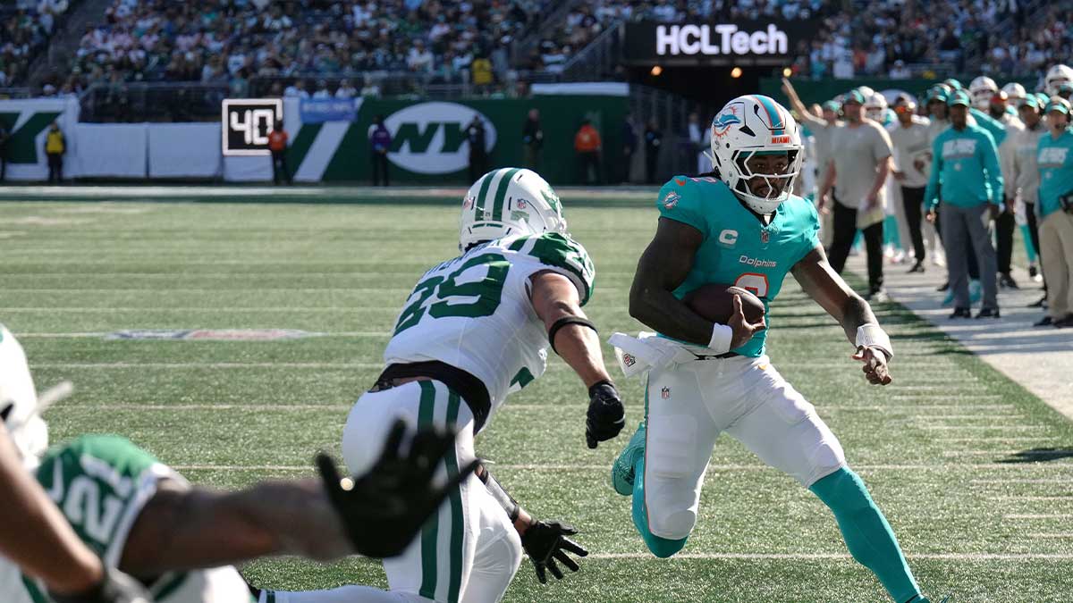 Miami Dolphins quarterback Malik Willis (2) runs against the New York Jets during the first half at MetLife Stadium.