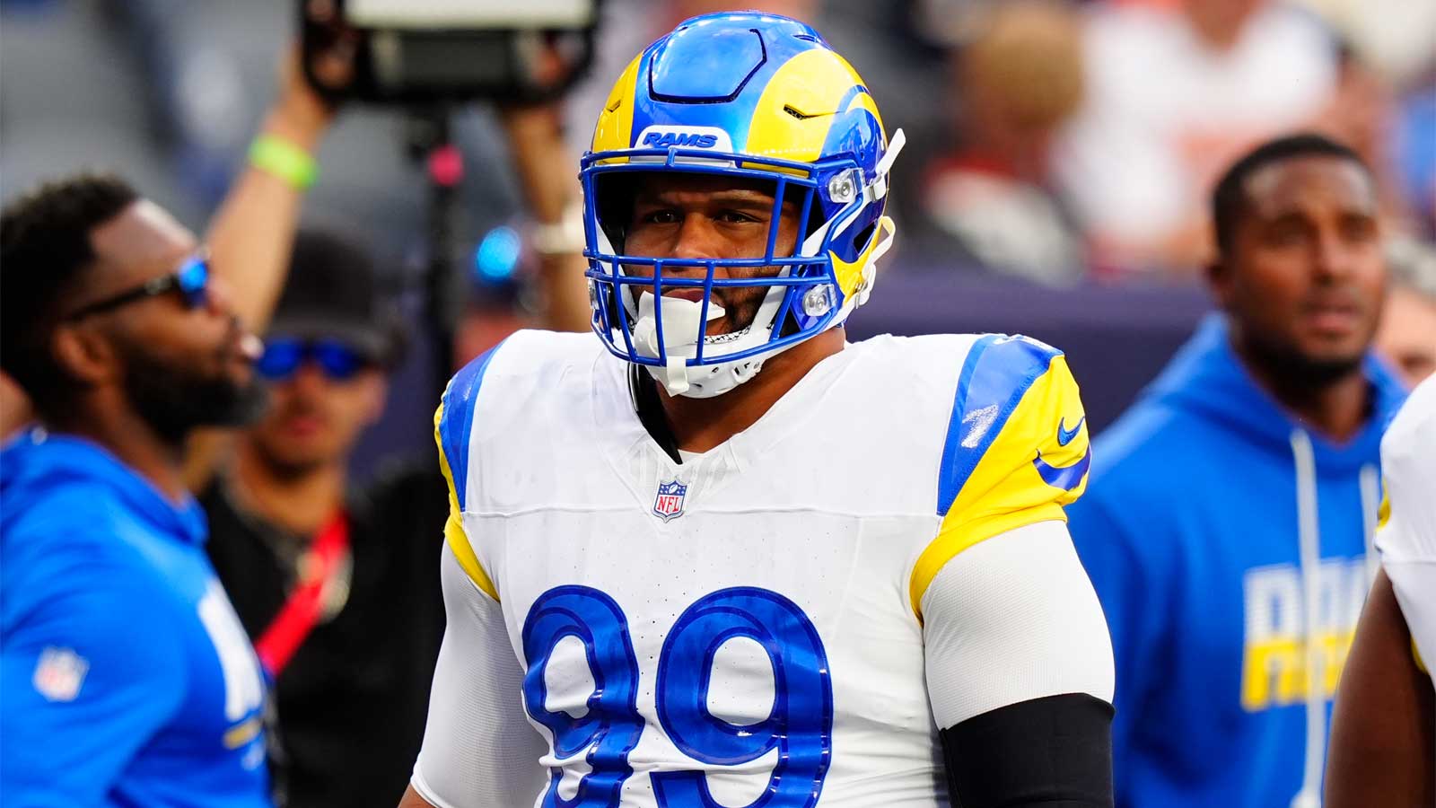 Rams’ Aaron Donald dealing with back injury, won’t play vs. Eagles