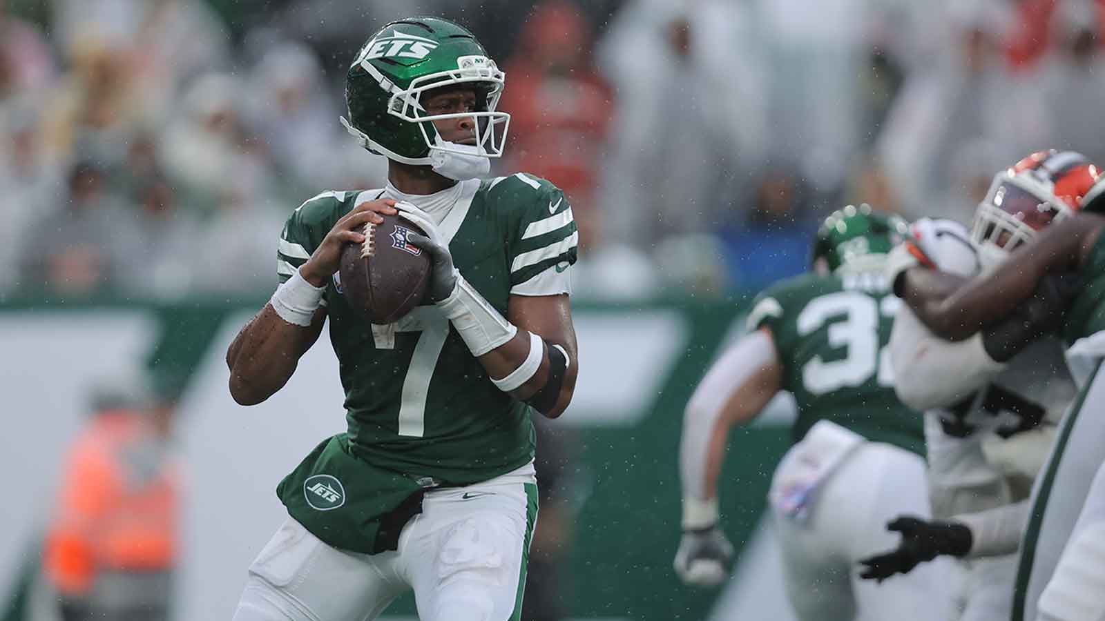 New York Jets quarterback Geno Smith (7) drops back to pass during the first half against the Cleveland Browns at MetLife Stadium.