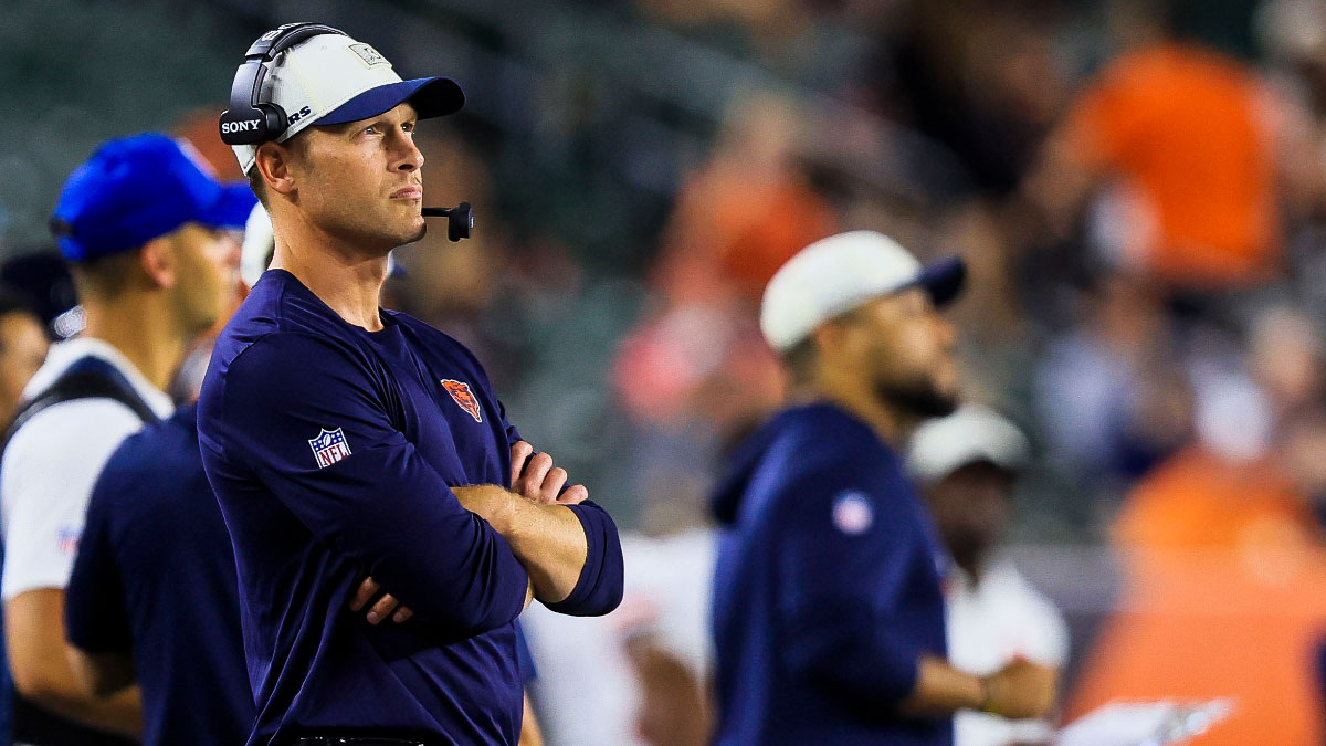 Chicago Bears head coach Ben Johnson stands on the sidelines during the second half in the game against the Cincinnati Bengals at Paycor Stadium.