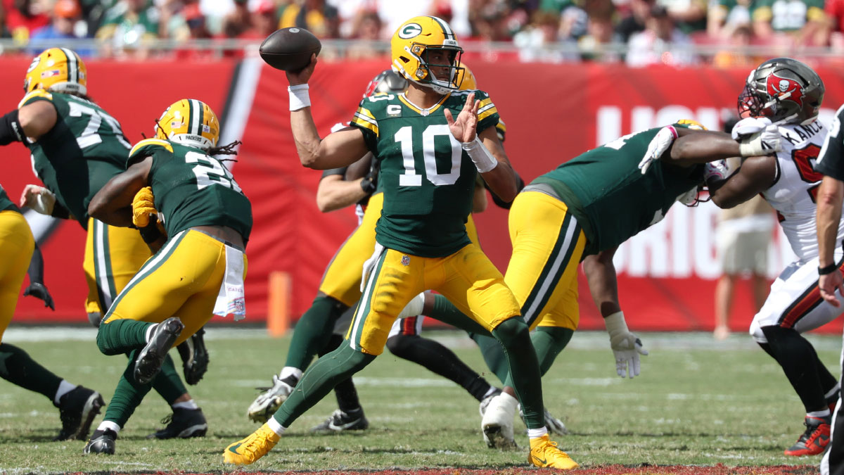 Green Bay Packers quarterback Jordan Love (10) throws the ball against the Green Bay Packers during the fourth quarter at Raymond James Stadium.