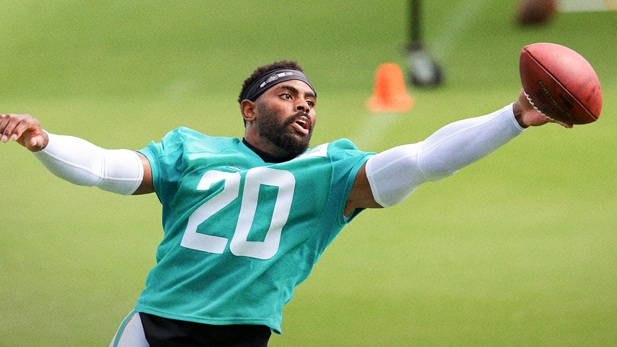 Miami Dolphins linebacker Jordyn Brooks (20) works during practice at Baptist Health Training Complex.