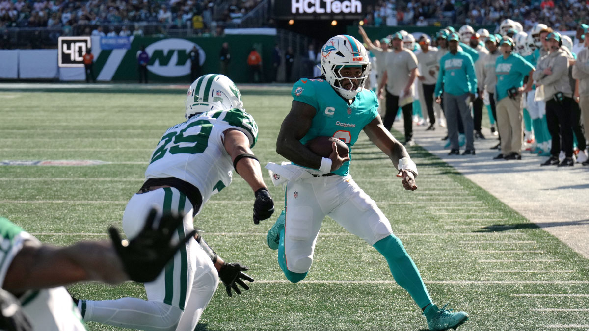 Miami Dolphins quarterback Malik Willis (2) runs for a touchdown against the New York Jets during the first half at MetLife Stadium.