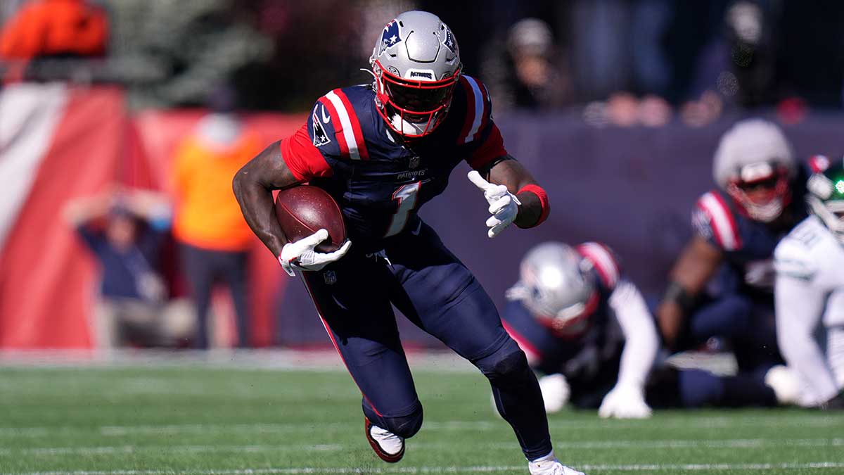 https://wp.clutchpoints.com/wp-content/uploads/2026/10/Patriots-star-WR-AJ-Brown-makes-a-catch-vs.-Jets.jpg