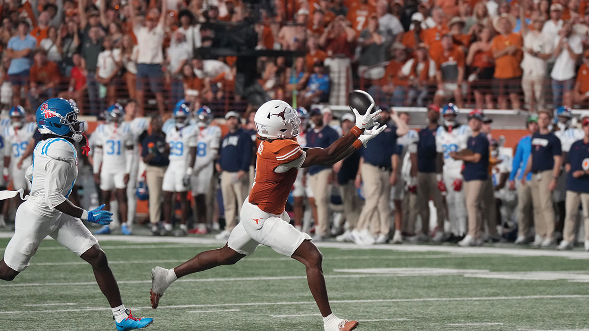 Texas Longhorns wide receiver Ryan Wingo (1) catches a touchdown pass during the first half against the Mississippi Rebels at Darrell K Royal-Texas Memorial Stadium.
