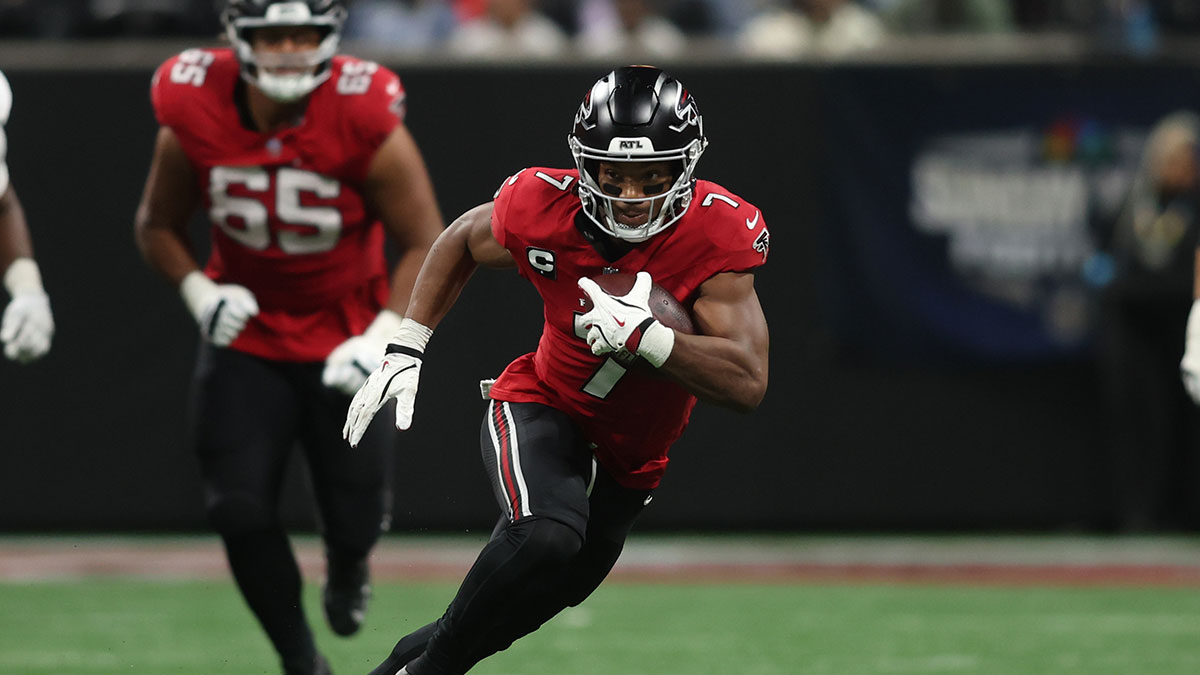 Atlanta Falcons running back Bijan Robinson (7) runs during the third quarter against the Baltimore Ravens at Mercedes-Benz Stadium.