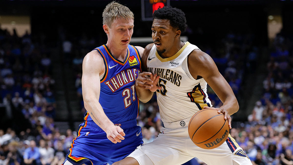Oklahoma City Thunder guard Josh Dix (21) defends a drive by New Orleans Pelicans forward Trey Murphy III (25) during the first half at BOK Center.