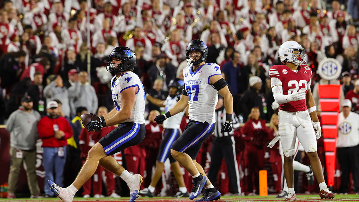 Kentucky Wildcats tight end Willie Rodriguez (81) scores a touchdown past Oklahoma Sooners defensive back Peyton Bowen (22) during the second half at Gaylord Family-Oklahoma Memorial Stadium.